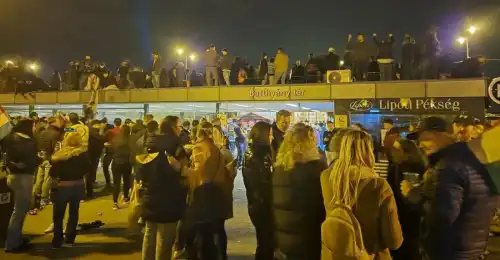 У Будапешті натовп святкував поразку Орбана і перемогу Мадяра, — відео - INFBusiness