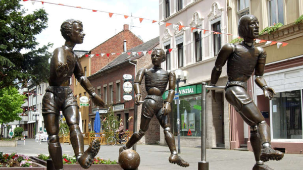 Легендарний чемпіон світу та Європи з футболу у 81 рік вперше став дідусем (фото) - INFBusiness