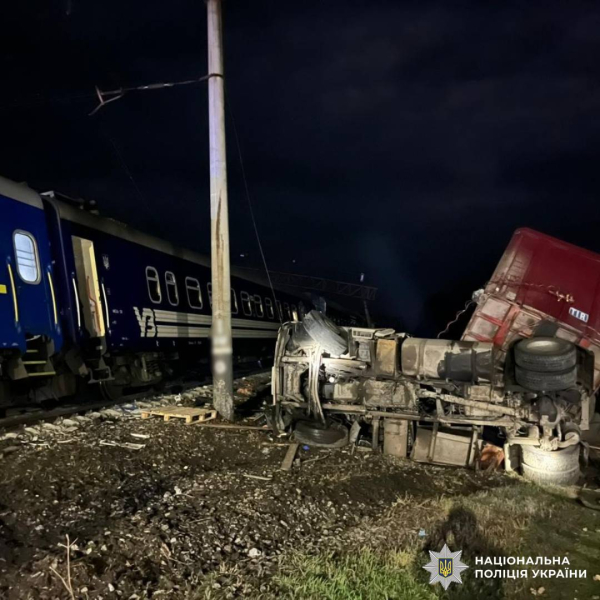 Вантажівка «зіштовхнула» з рейок пасажирський поїзд на Харківщині (фото) - INFBusiness