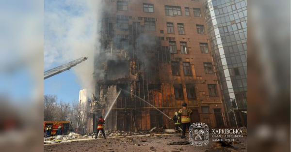 У Харкові пряме влучання у житловий будинок: моторошні кадри пожежі та руйнувань (фото, відео) - INFBusiness