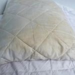 Як очистити жовті плями з подушок: простий перевірений метод - INFBusiness