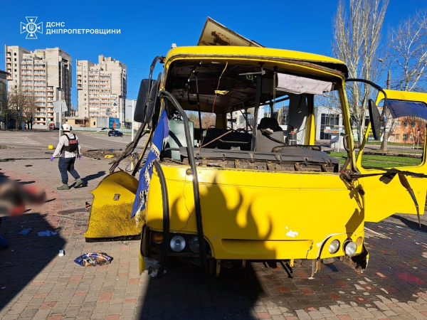 Терор проти цивільних: ворог атакував маршрутку в центрі Нікополя, багато жертв (фото) - INFBusiness