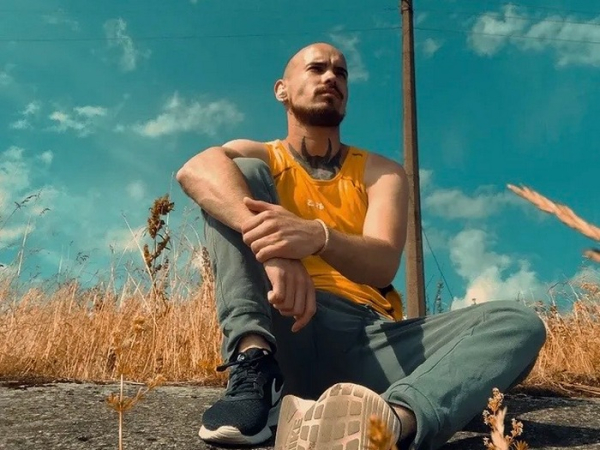 «Командир кричить, хтось молиться, я плачу»: активіст ЛГБТІК+спільноти Павло Лагойда про роки на фронті - INFBusiness