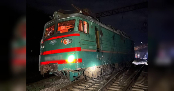 Вантажівка «зіштовхнула» з рейок пасажирський поїзд на Харківщині (фото) - INFBusiness