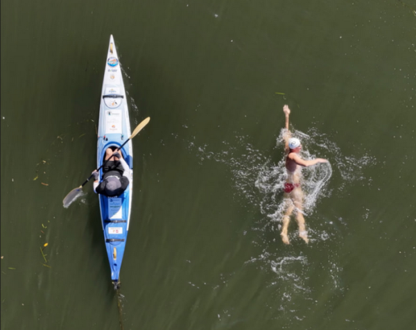Британський плавець зі світовим рекордом проплив 55 кілометрів річкою, що кишить крокодилами (фото, відео) - INFBusiness