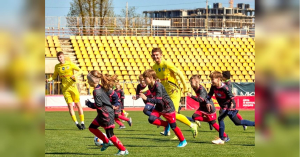 «День із командою Королів» 2026: в Ужгороді стартував новий сезон благодійних матчів від Betking Foundation та Павла Журила - INFBusiness