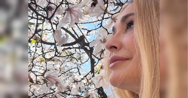 Сумська влаштувала романтичну зйомку з чоловіком біля київських магнолій (фото)