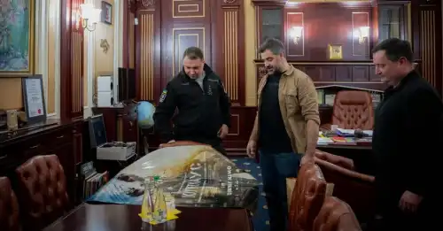 Платівка The Prodigy, книги та ікони - як виглядає кабінет Буданова в Офісі президента - INFBusiness