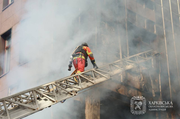 У Харкові пряме влучання у житловий будинок: моторошні кадри пожежі та руйнувань (фото, відео) - INFBusiness