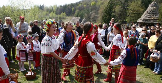 Стародавні звичаї Великодня: освячення кошика, христосування, народні забави та прикмети - INFBusiness