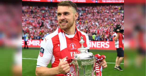 Футболіст, після голів якого постійно вмирали знаменитості, оголосив про завершення кар'єри (фото, відео) - INFBusiness