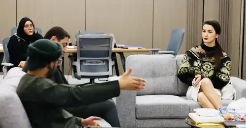 Хохлома, а не петриківка? У мережі знову обговорюють вбрання посла України в Омані - INFBusiness