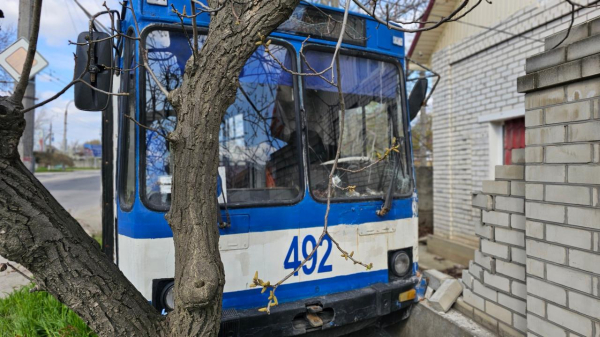 Дрон росіян ударив по тролейбусу у Херсоні: водія не врятували (фото) - INFBusiness