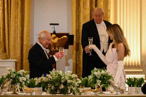 Прийом на честь короля: Меланія в Dior, серед гостей мільярдери, на десерт торт у формі вулика - INFBusiness