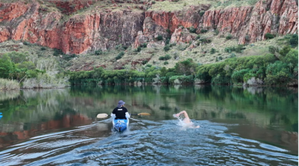 Британський плавець зі світовим рекордом проплив 55 кілометрів річкою, що кишить крокодилами (фото, відео) - INFBusiness