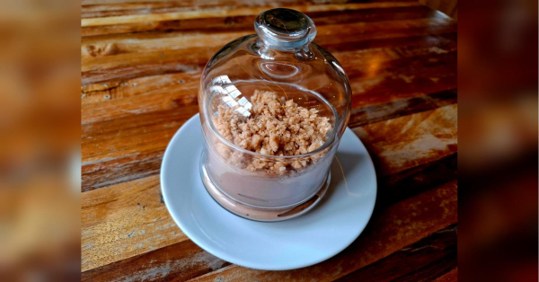 Десерти під клошем: чудова ідея зробити великодній стіл вишуканим - INFBusiness