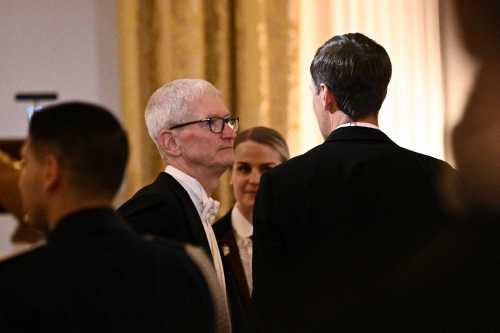 Прийом на честь короля: Меланія в Dior, серед гостей мільярдери, на десерт торт у формі вулика - INFBusiness