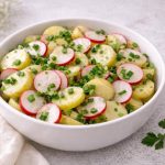 Салат з молодої картоплі, редиски та зеленої цибулі: смачний варіант для вечері - INFBusiness