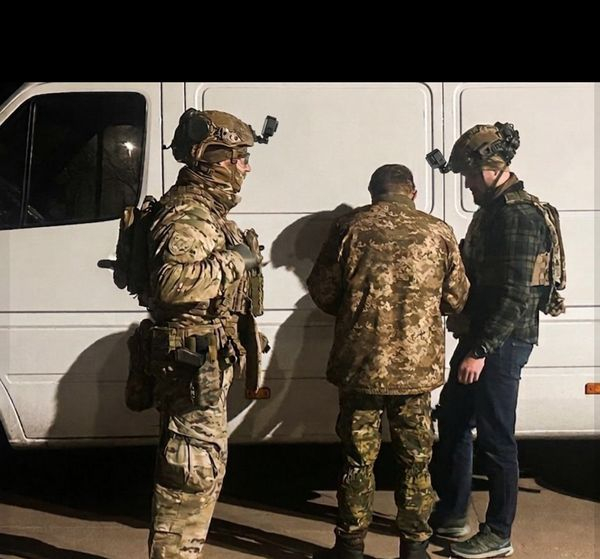 НП у Рівному: після трьох годин переговорів поліція переконала військового втікача не підривати гранату (фото) - INFBusiness