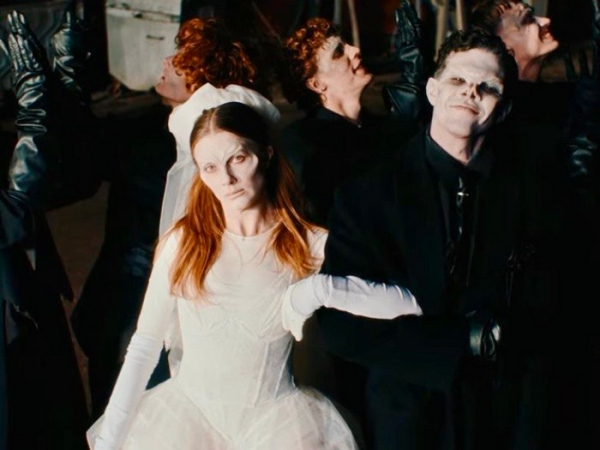 Винищувачка вампірів: популярна співачка відтворила відомий серіал - INFBusiness