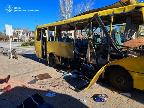 Терор проти цивільних: ворог атакував маршрутку в центрі Нікополя, багато жертв (фото) - INFBusiness