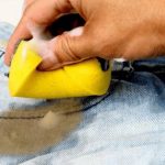 Як вивести плями на джинсах без прання: дієві лайфхаки - INFBusiness