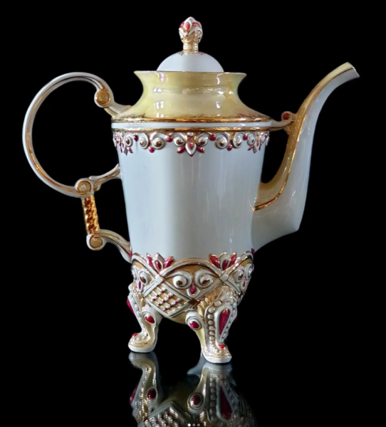 «Сервіз „Рубін“ неначе інкрустований дорогоцінним камінням», — колекціонерка Людмила Карпінська-Романюк - INFBusiness