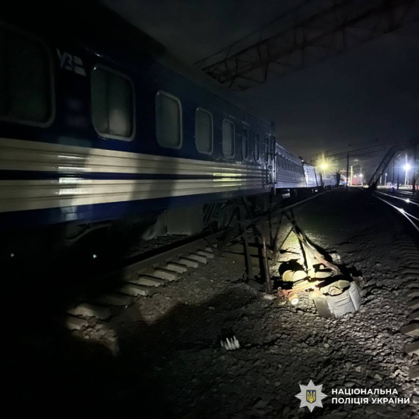 Вантажівка «зіштовхнула» з рейок пасажирський поїзд на Харківщині (фото) - INFBusiness