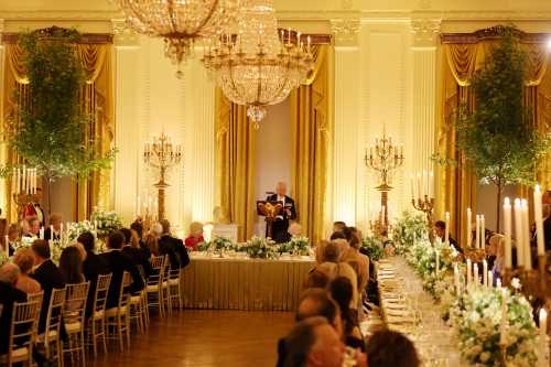 Прийом на честь короля: Меланія в Dior, серед гостей мільярдери, на десерт торт у формі вулика - INFBusiness