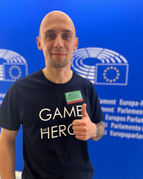 «Я впав у кому. Лікарі сказали рідним, щоби прощалися зі мною»: ветеран після ампутації відкрив дитячу IT-школу - INFBusiness