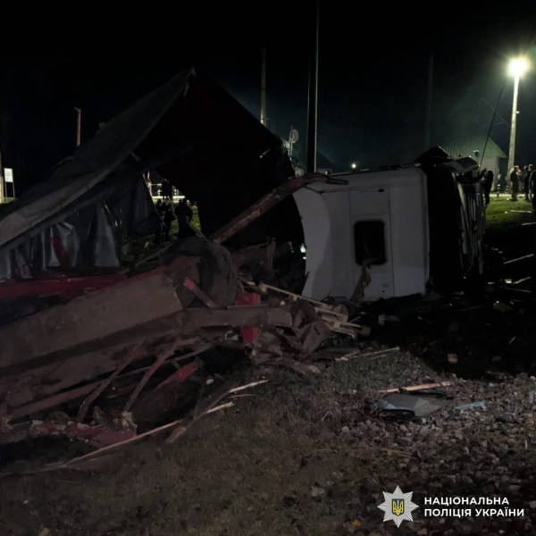 Вантажівка «зіштовхнула» з рейок пасажирський поїзд на Харківщині (фото) - INFBusiness
