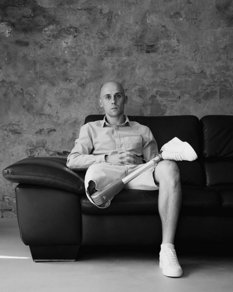 «Я впав у кому. Лікарі сказали рідним, щоби прощалися зі мною»: ветеран після ампутації відкрив дитячу IT-школу - INFBusiness