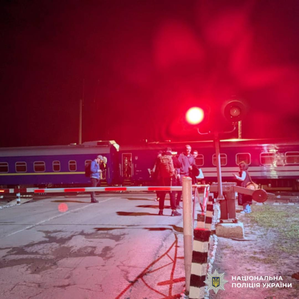 Вантажівка «зіштовхнула» з рейок пасажирський поїзд на Харківщині (фото) - INFBusiness