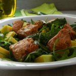 Салат із руколи, лосося та манго: смачно, ситно та надзвичайно корисно - INFBusiness