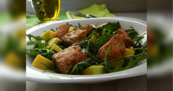 Салат із руколи, лосося та манго: смачно, ситно та надзвичайно корисно - INFBusiness