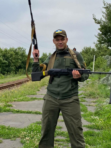«Засинав і прокидався з її фото»: нацгвардієць, який провів у чеченському полоні три роки, нарешті обійняв донечку, яку ніколи не бачив - INFBusiness