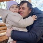 «Засинав і прокидався з її фото»: нацгвардієць, який провів у чеченському полоні три роки, нарешті обійняв донечку, яку ніколи не бачив - INFBusiness