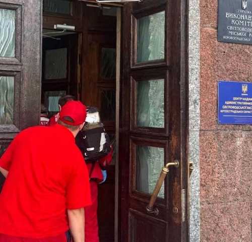 Сьогодні, 12 травня, у приміщенні Світловодської міської ради перший заступник міського голови Сергій Савич вчинив дії із застосуванням зброї, відкривши вогонь у будівлі виконавчого комітету, де в цей момент перебували працівники та громадяни. У Світловодській міськраді посадовець застосував вогнепальну зброю (ФОТО) - INFBusiness