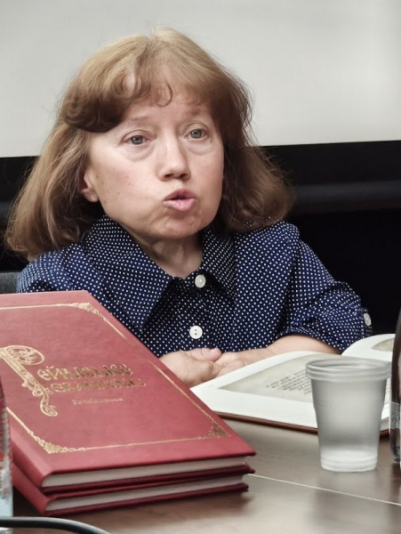 Людмила Гнатенко: «Ідея спільної (з росіянами. – Авт.) писемної традиції не витримує критики, зокрема, тому, що у XI столітті на місці московії були самі болота» (Фото автора) Священник сховав реліквію в ящику з вугіллям, але експедиція знала, де її шукати: в Києві презентували факсиміле Турівського Євангелія XI століття - INFBusiness