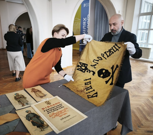 Прапори, які були на автомобілі Симона Петлюри: в Києві показали частину унікальної колекції, переданої з Канади - INFBusiness