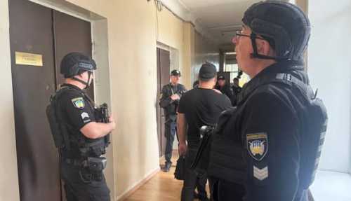 Сьогодні, 12 травня, у приміщенні Світловодської міської ради перший заступник міського голови Сергій Савич вчинив дії із застосуванням зброї, відкривши вогонь у будівлі виконавчого комітету, де в цей момент перебували працівники та громадяни. У Світловодській міськраді посадовець застосував вогнепальну зброю (ФОТО) - INFBusiness