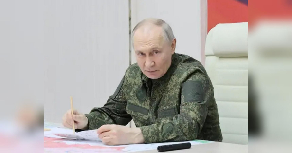 На початку повномасштабного вторгнення в Україну у 2022 році путін фактично уклав із населенням негласну угоду: «Я веду війну, але ви не відчуєте її наслідків». Проте на п’ятому році війна остаточно проникла в повсякденне життя росіян, і ця ілюзія розсипалася, пише The Guardian. Відчуття наближення катастрофи: ЗМІ про те, як п’ятий рік війни підточив режим путіна - INFBusiness