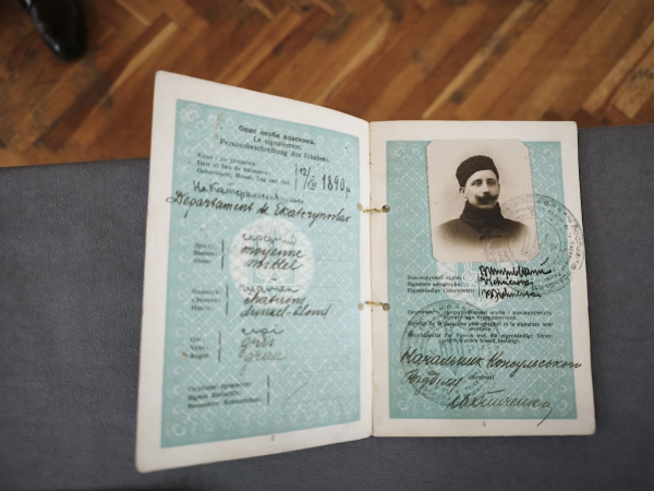 Прапори, які були на автомобілі Симона Петлюри: в Києві показали частину унікальної колекції, переданої з Канади - INFBusiness