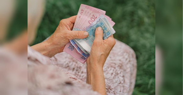 800 гривень до пенсії: хто має право на таку надбавку