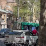 Натовп жінок напав на військових з ТЦК в Одесі: втекли троє затриманих (відео) - INFBusiness