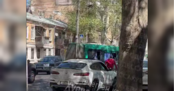 Натовп жінок напав на військових з ТЦК в Одесі: втекли троє затриманих (відео) - INFBusiness