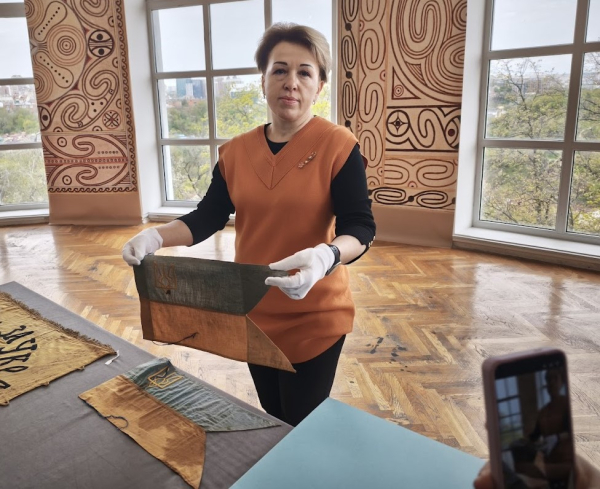 Прапори, які були на автомобілі Симона Петлюри: в Києві показали частину унікальної колекції, переданої з Канади - INFBusiness