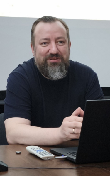 В’ячеслав Корнієнко: «Турівське Євангеліє створено у XI столітті в Києві, у великокнязівському скрипторію, який знаходився на території Софійського собору» (Фото автора) Священник сховав реліквію в ящику з вугіллям, але експедиція знала, де її шукати: в Києві презентували факсиміле Турівського Євангелія XI століття - INFBusiness
