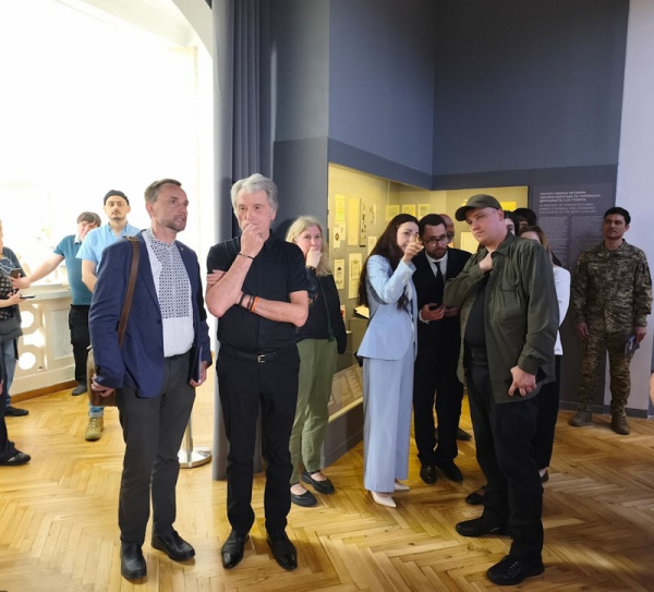 На виставці до 100-літніх роковин вбивства Петлюри Віктор Ющенко заплакав, розповідаючи про корінну американку, син якої віддав життя за Україну - INFBusiness