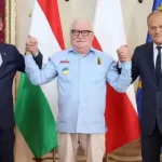 Екс-президент Польщі Валенса зустрів Мадяра у сорочці з емблемою України - INFBusiness